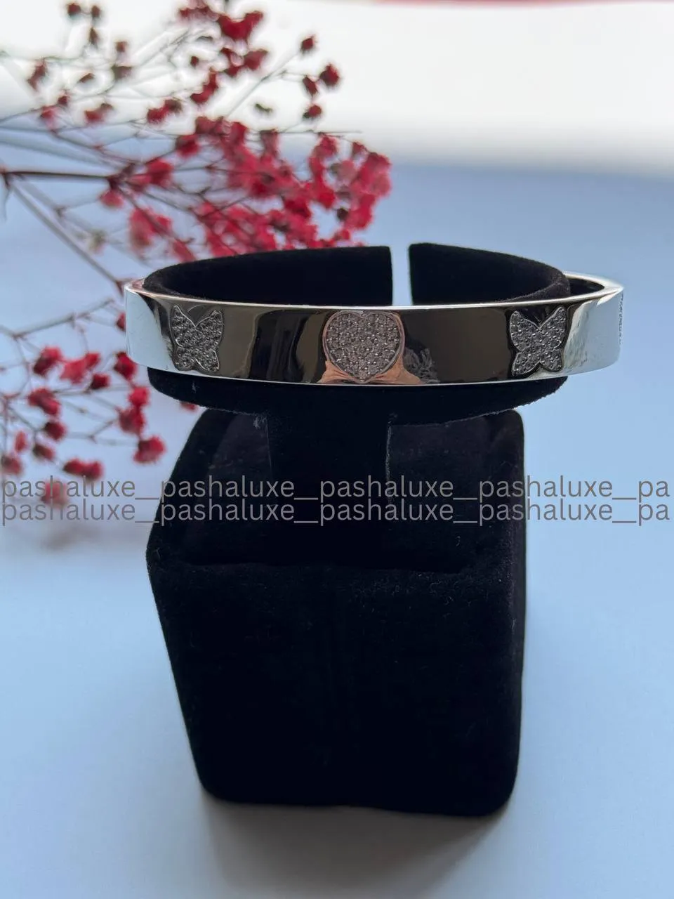 دستبند النگویی لوکس دخترانه رنگ ثابت-درخشش بی‌نظیر با دستبند النگویی لوکس دخترانه رنگ ثابت - کد 00027931 - PLX با دستبند النگویی لوکس دخترانه رنگ ثابت، استایلی لوکس و مدرن را به مجموعه زیورآلات خود اضافه کنید! این دستبند زنانه  با طراحی خاص و جذاب خود، یکی از پرطرفدارترین اکسسوری‌های پاشالوکس محسوب  ...