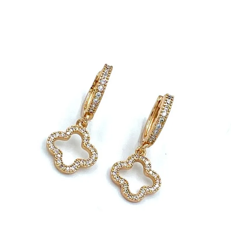 گوشواره ون کلیف نگین دار ساده-گوشواره ون کلیف نگین دار ساده با شناسه محصول plx – 00003981 یکی از محصولات با کیفیت فروشگاه اینترنتی پاشالوکس است. از ویژگی های بارز این محصول باید به آبکاری رنگ ثابت و ضد حساسیت بودن آن اشاره کرد. شما می توانید با اتصال به درگاه امن بانکی این محصول را سفارش دهید و به ص ...
