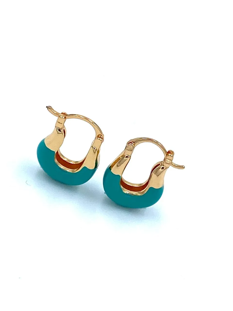 گوشواره لاکی طرح طلا زنانه لوکس-گوشواره لاکی با شناسه محصول plx – 00088884 یکی از محصولات با کیفیت فروشگاه اینترنتی پاشالوکس است. از ویژگی های بارز این محصول باید به آبکاری رنگ ثابت و ضد حساسیت بودن آن اشاره کرد. شما می توانید با اتصال به درگاه امن بانکی این محصول را سفارش دهید و به صورت رایگان با پ ...