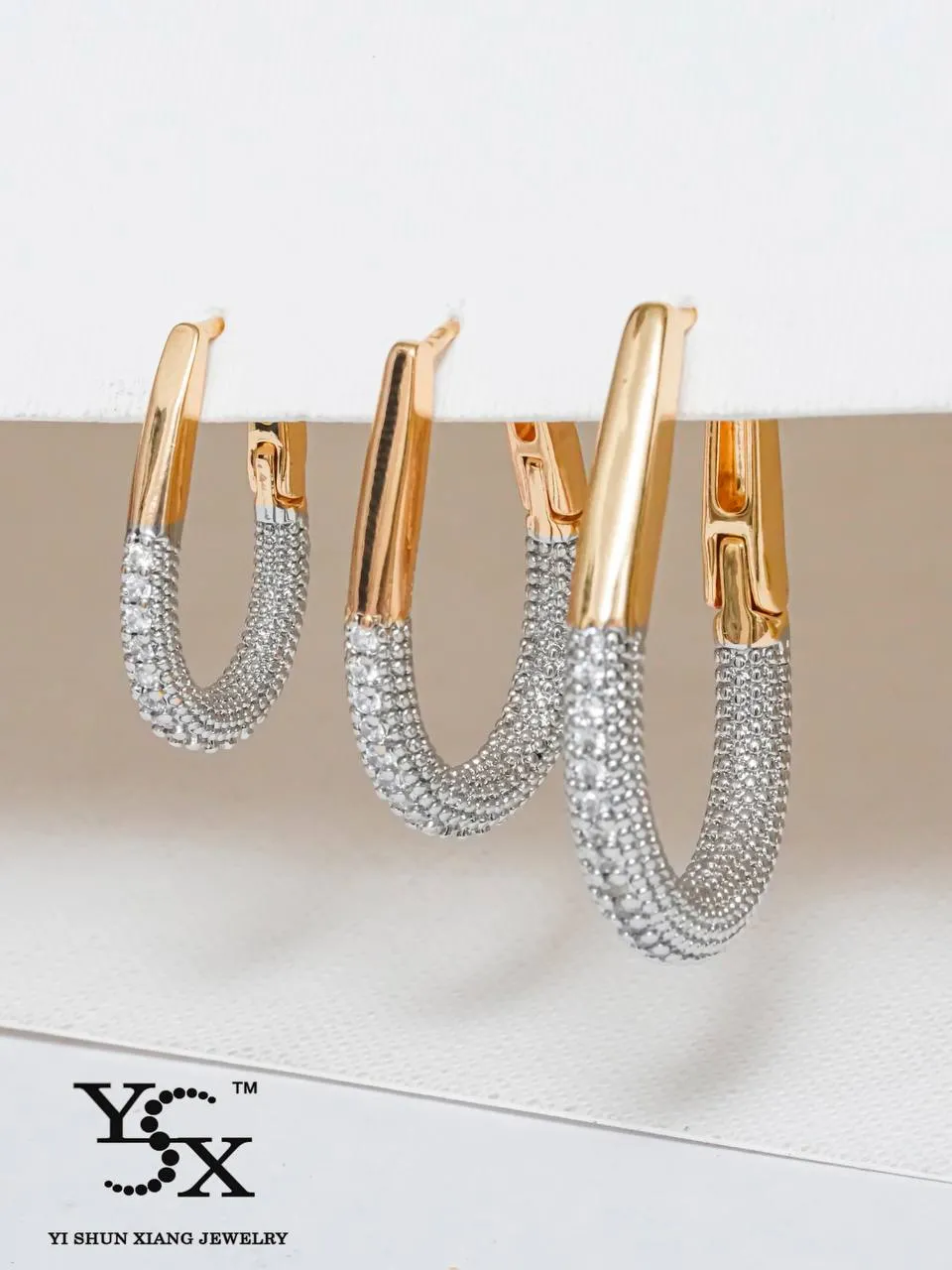 گوشواره ساده نگین دار لوکس زنانه-گوشواره ساده نگین دار با شناسه محصول plx – 00081332 یکی از محصولات با کیفیت فروشگاه اینترنتی پاشالوکس است. با آبکاری رنگ ثابت و ضد حساسیت شما می توانید با اتصال به درگاه امن بانکی این محصول را سفارش دهید و به صورت رایگان با پست پیشتاز درب منزل خود دریافت کنید.   هرگو ...