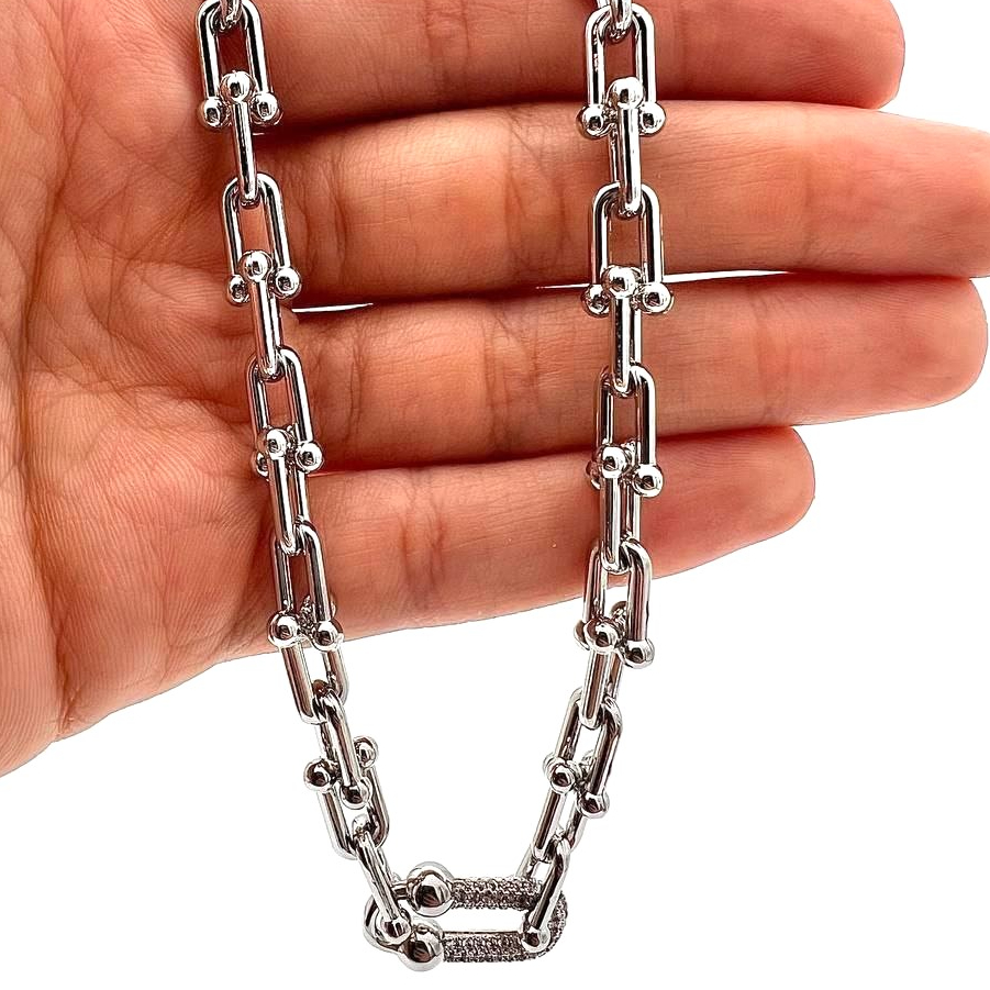 گردنبند بدل دخترانه تیفانی-درخشش بی‌نظیر با گردنبند بدل دخترانه تیفانی - کد 00085381 - PLX با گردنبند بدل دخترانه تیفانی، استایلی لوکس و مدرن را به مجموعه زیورآلات خود اضافه کنید! این گردنبند  با طراحی خاص و جذاب خود، یکی از پرطرفدارترین اکسسوری‌های پاشالوکس محسوب می‌شود. اگر به دنبال گردنبند رنگ ثا ...