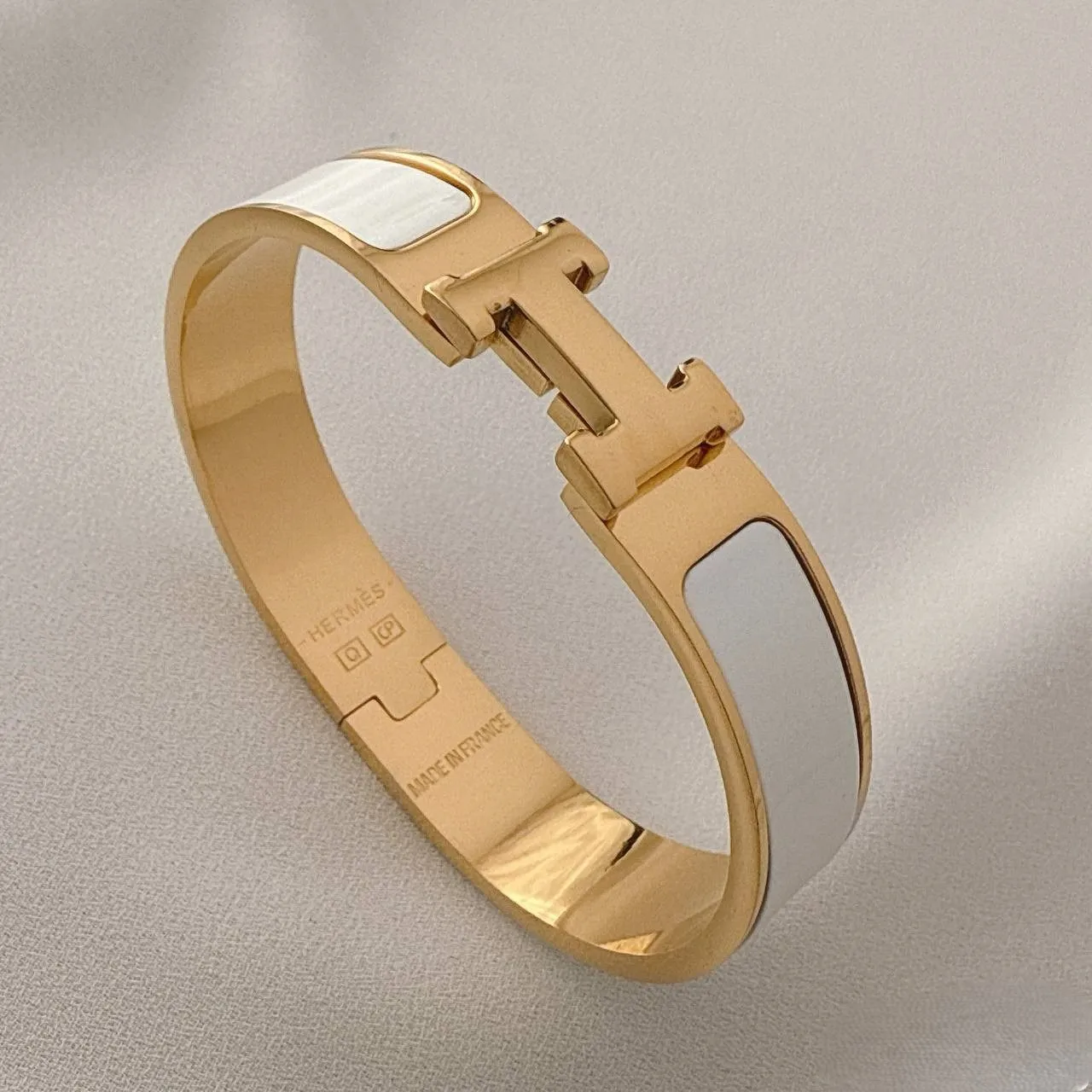 دستبند زنانه طرح هرمس مینا-دستبند طرح هرمس مینا با شناسه محصول plx – 00039209 یکی از محصولات با کیفیت فروشگاه اینترنتی پاشالوکس است. از ویژگی های بارز این محصول باید به آبکاری رنگ ثابت و ضد حساسیت بودن آن اشاره کرد. شما می توانید با اتصال به درگاه امن بانکی این محصول را سفارش دهید و به صورت رایگان ب ...